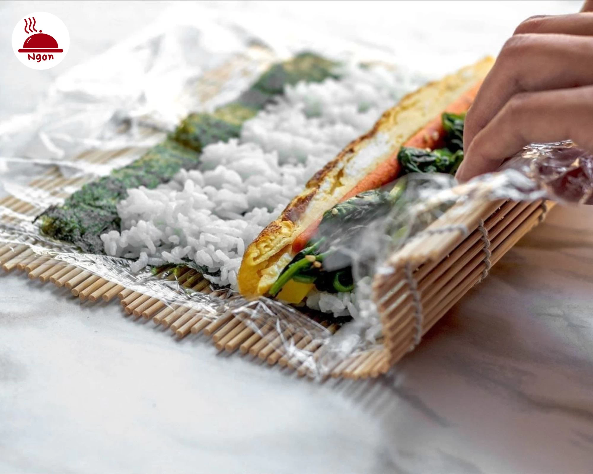 Học cách cuộn bánh mì kimbap chuyên nghiệp ngay tại bếp của bạn