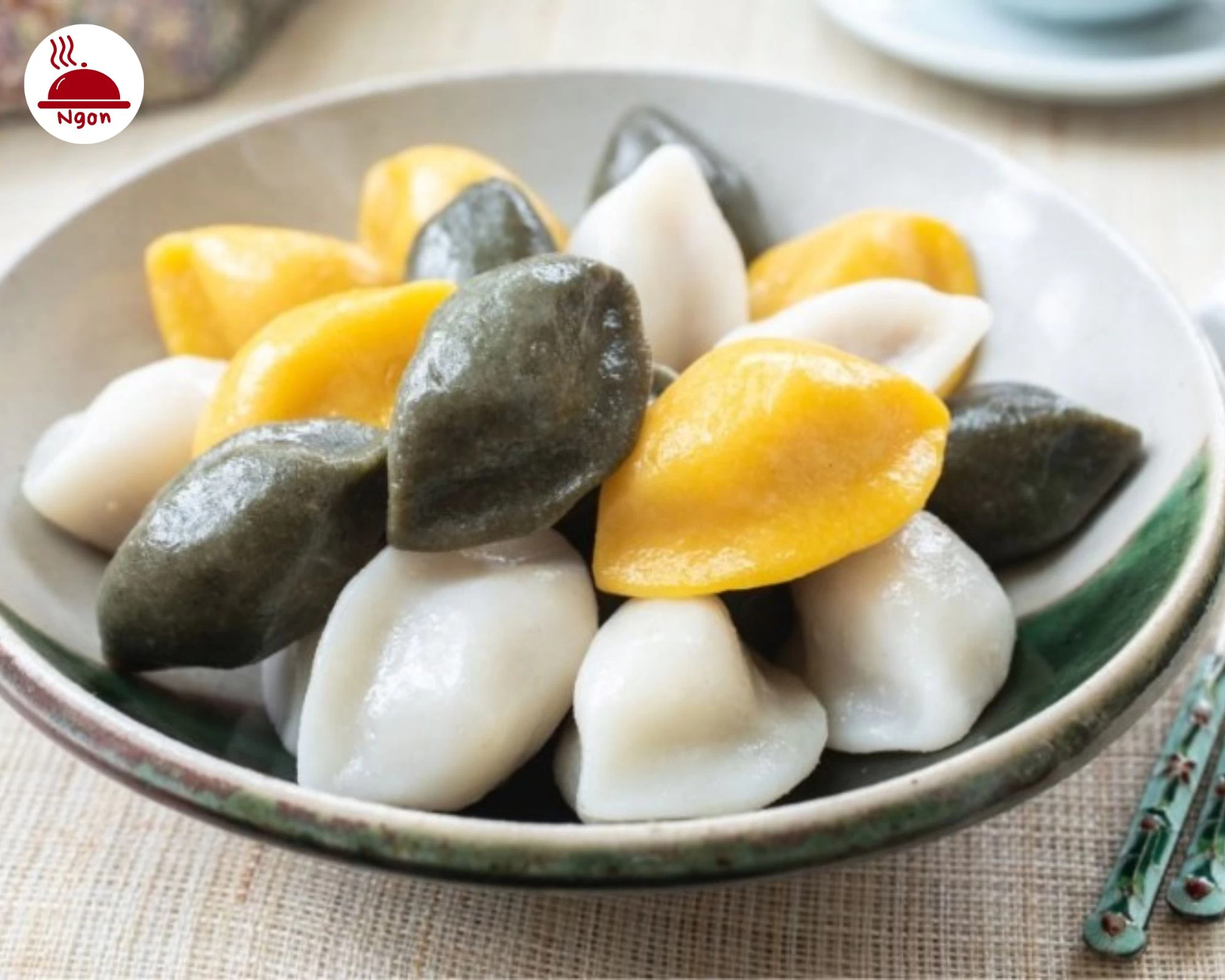 Màu sắc tươi vui của Songpyeon, mang đến không khí lễ hội của Bánh Truyền Thống Hàn Quốc