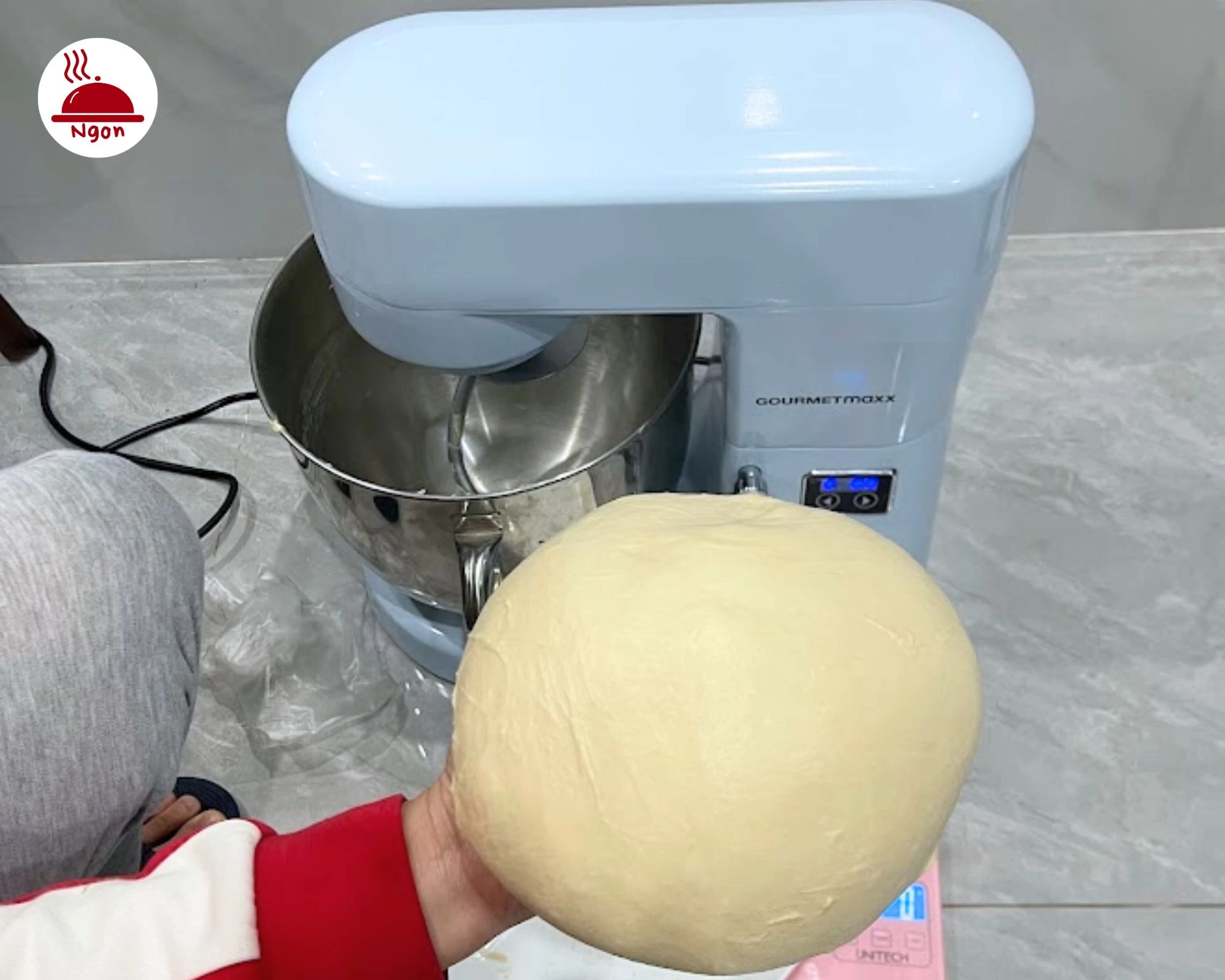 Nặn bánh tteok thành hình dạng và kích thước tùy thích
