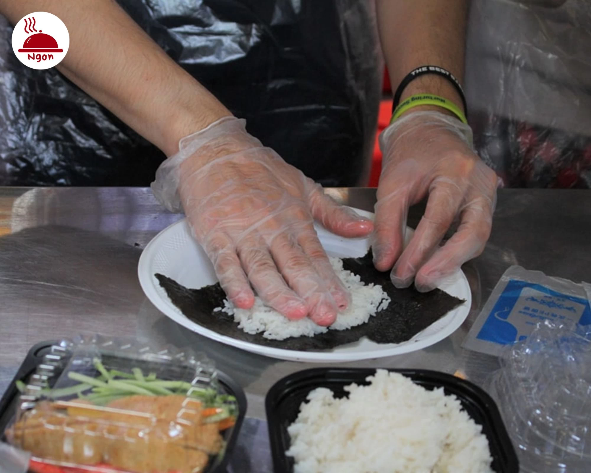 Phết cơm thật đều tay để tạo nền tảng vững chắc cho món bánh mì kimbap của bạn