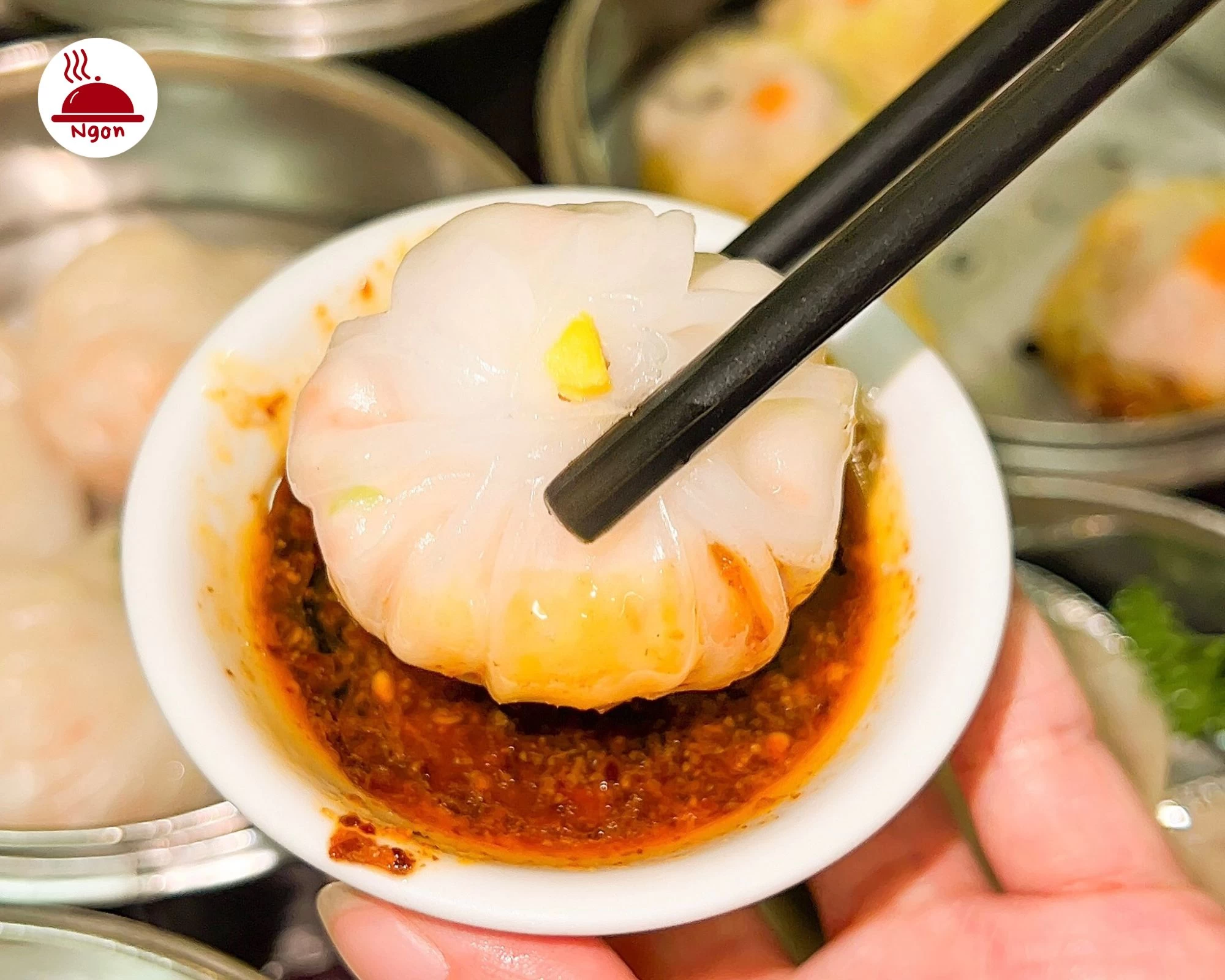 Tận hưởng sủi cảo nóng hổi cùng chén nước chấm sánh mịn