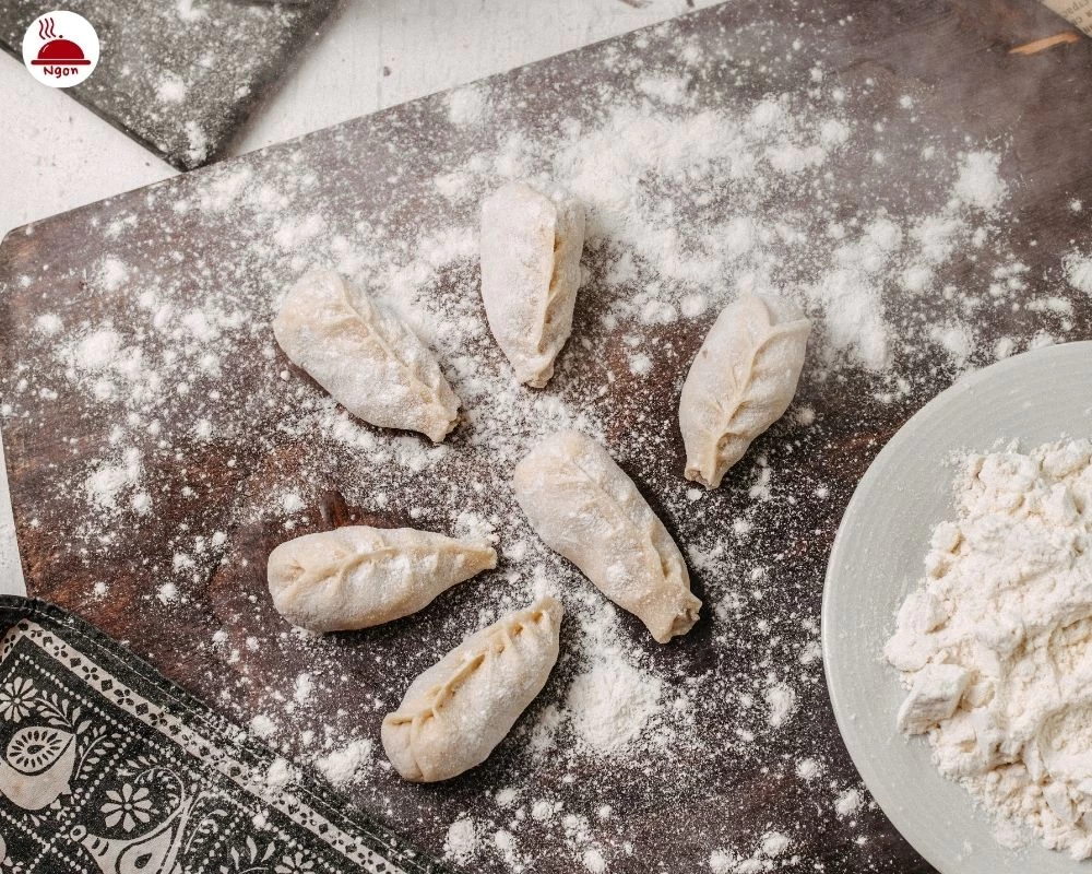 Tạo hình bánh mandu trước khi đưa hấp