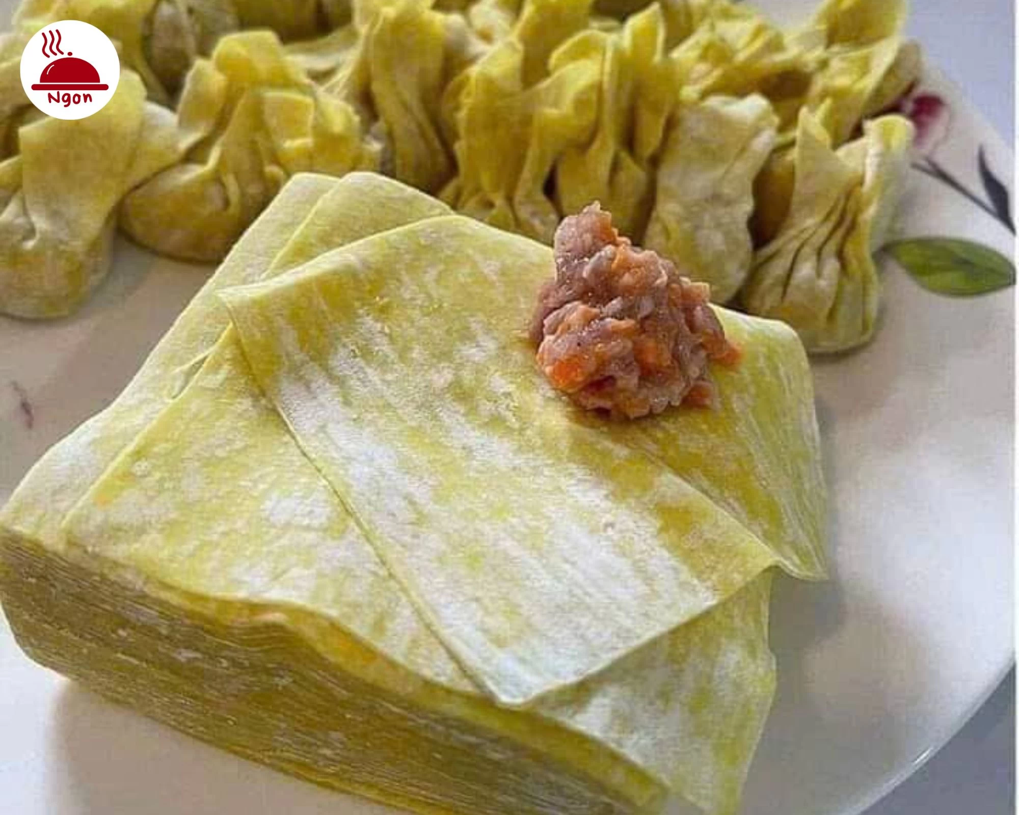 Vỏ bánh mandu tươi và nhân thịt được bày trên đĩa, chuẩn bị cho món bánh mandu chiên giòn ngon