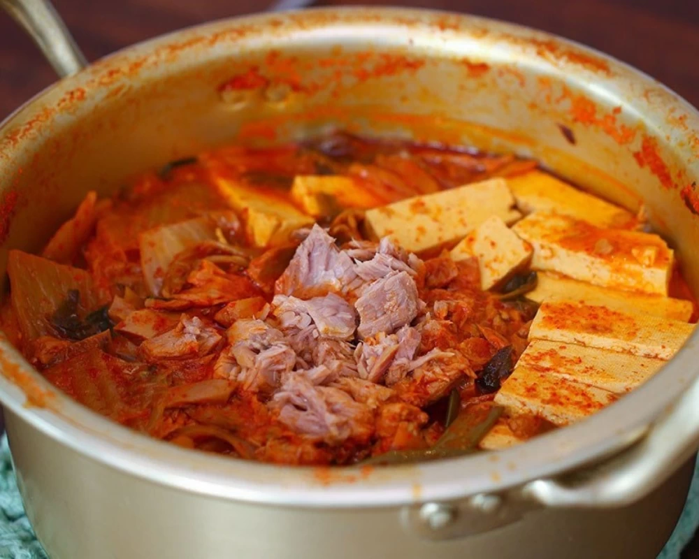 Món canh kim chi cá ngừ