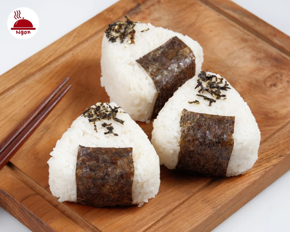 Cơm nắm Nhật Onigiri thường được nặn thành hình tam giác