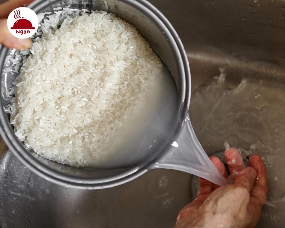Vo gạo nhẹ nhàng khoảng 2 - 3 lần
