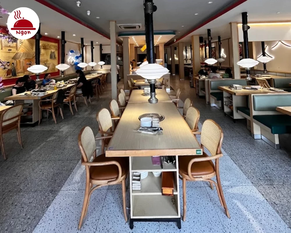 Không gian quán Galbi House được thiết kế mang đậm phong cách Hàn Quốc hiện đại