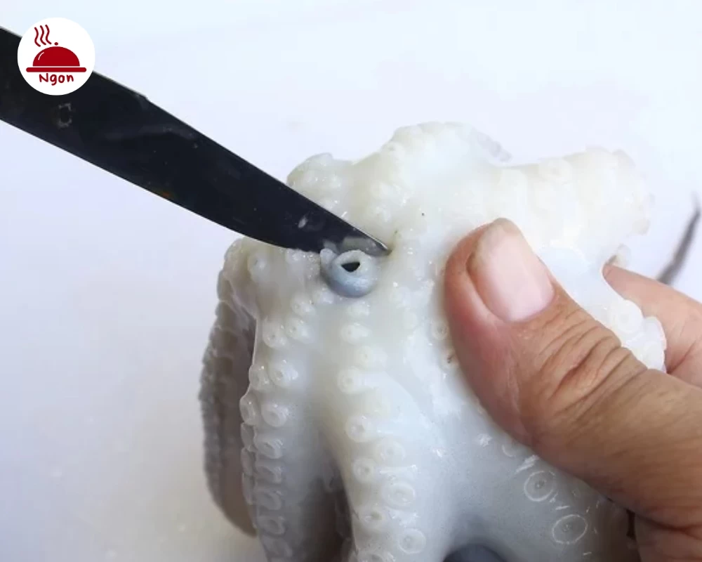 Dùng dao cắt bỏ phần răng bạch tuộc