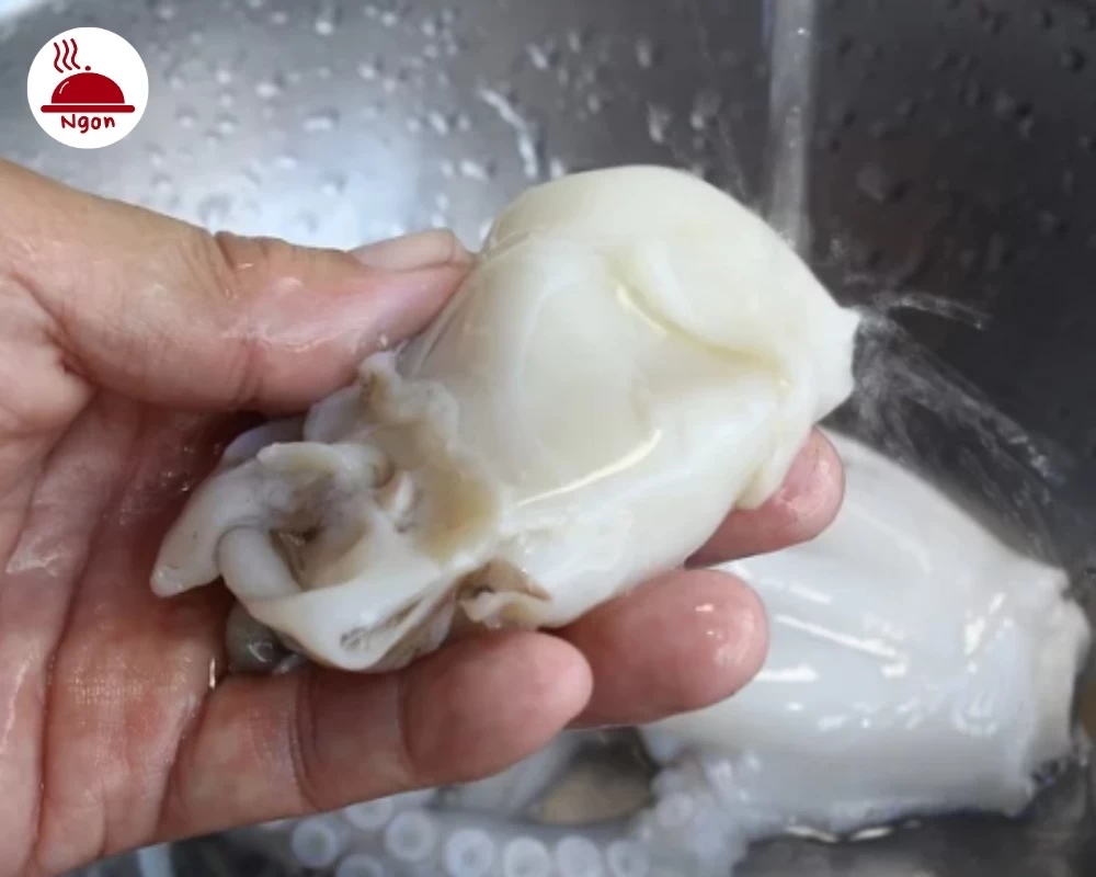 Rửa sạch bạch tuộc dưới nước cho hết nhớt