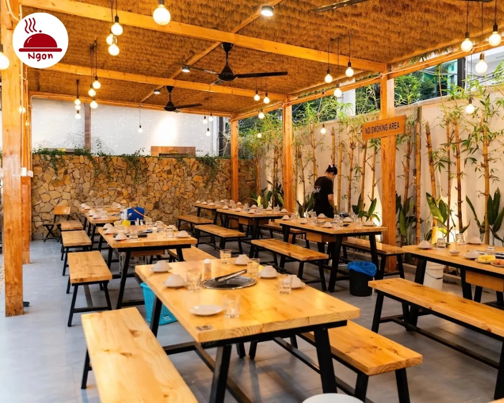 Quán Nhân Phát Premium được trang trí rất đẹp với tông màu vàng ấm làm chủ đạo