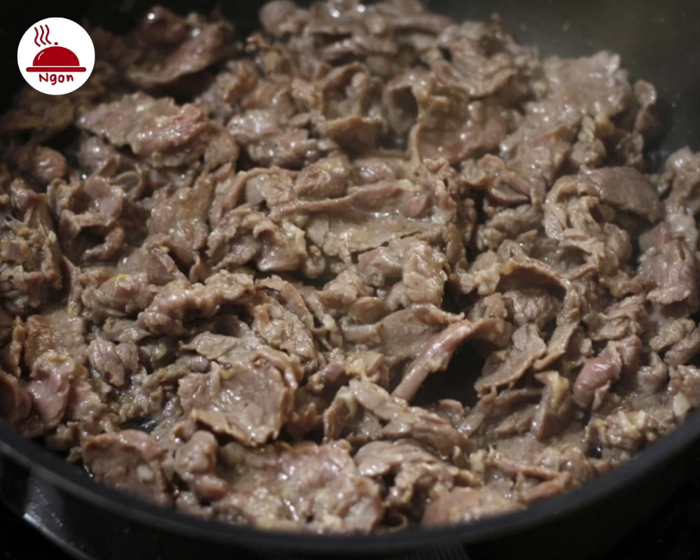 Xào thịt bò để làm nhân phở cuốn