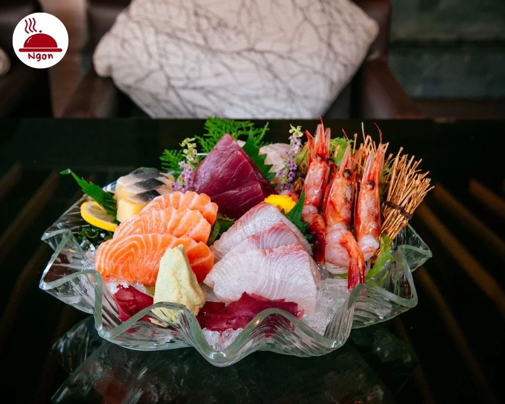 Món sashimi có nguyên liệu chính là hải sản tươi sống