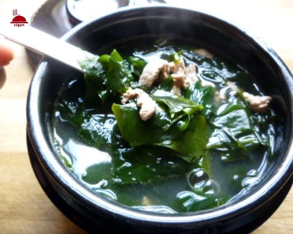 Canh rong biển với sườn