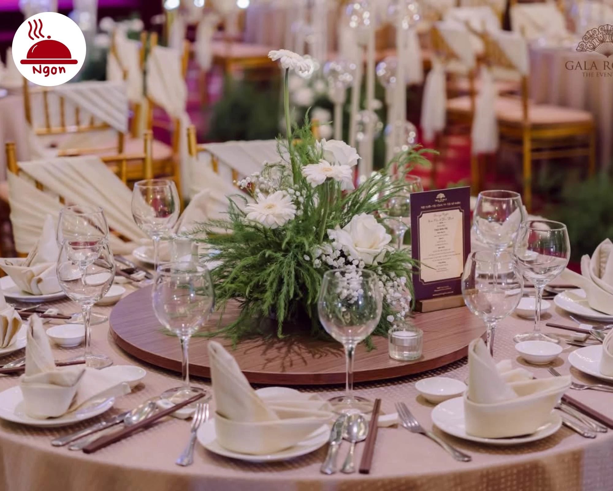Chi tiết trang trí tinh xảo của Gala Royale, nơi mỗi bàn tiệc đều là một tác phẩm nghệ thuật