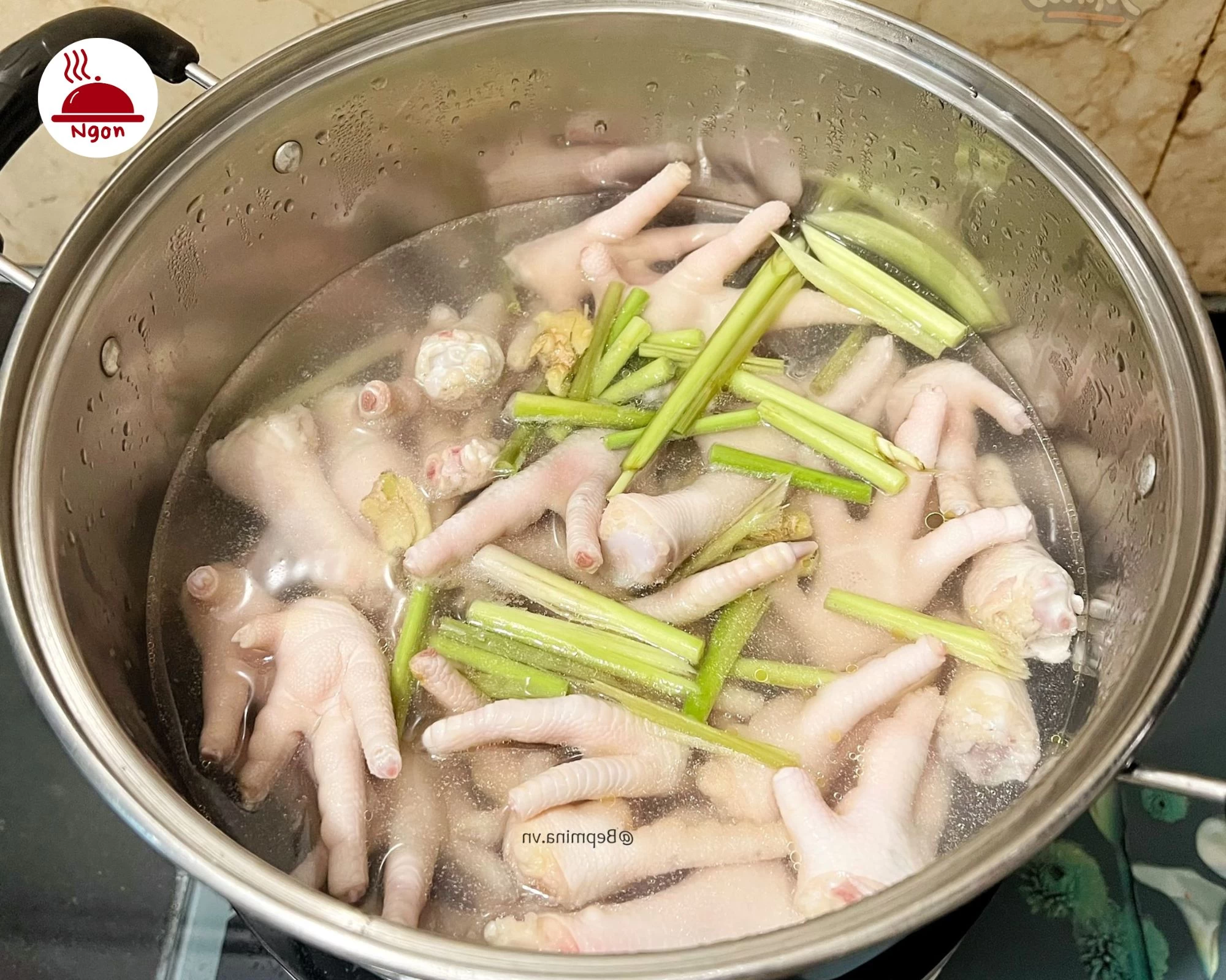 Chuẩn bị luộc chân gà cùng sả cho món cách làm chân gà cay Trung Quốc thêm thơm ngon