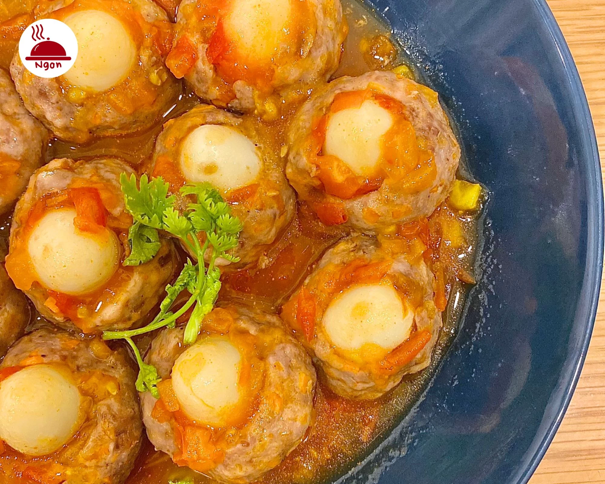Đĩa xíu mại trứng cút hoàn thành, được trang trí với ngò rí