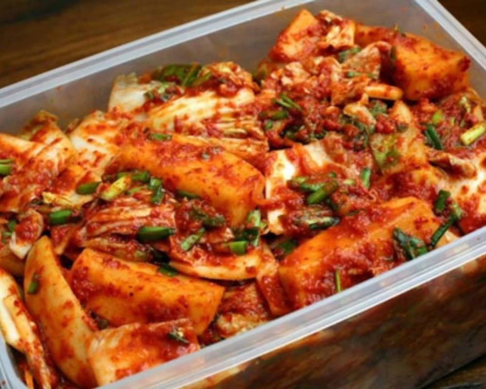 Kim chi ướp trong hộp nhựa
