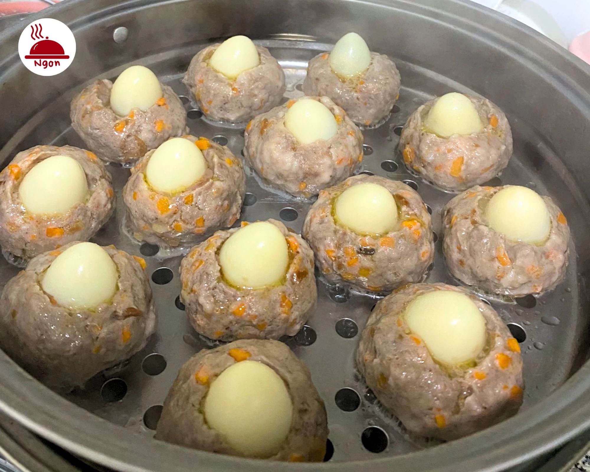 Xíu mại trứng cút đã chín, sẵn sàng để làm sốt