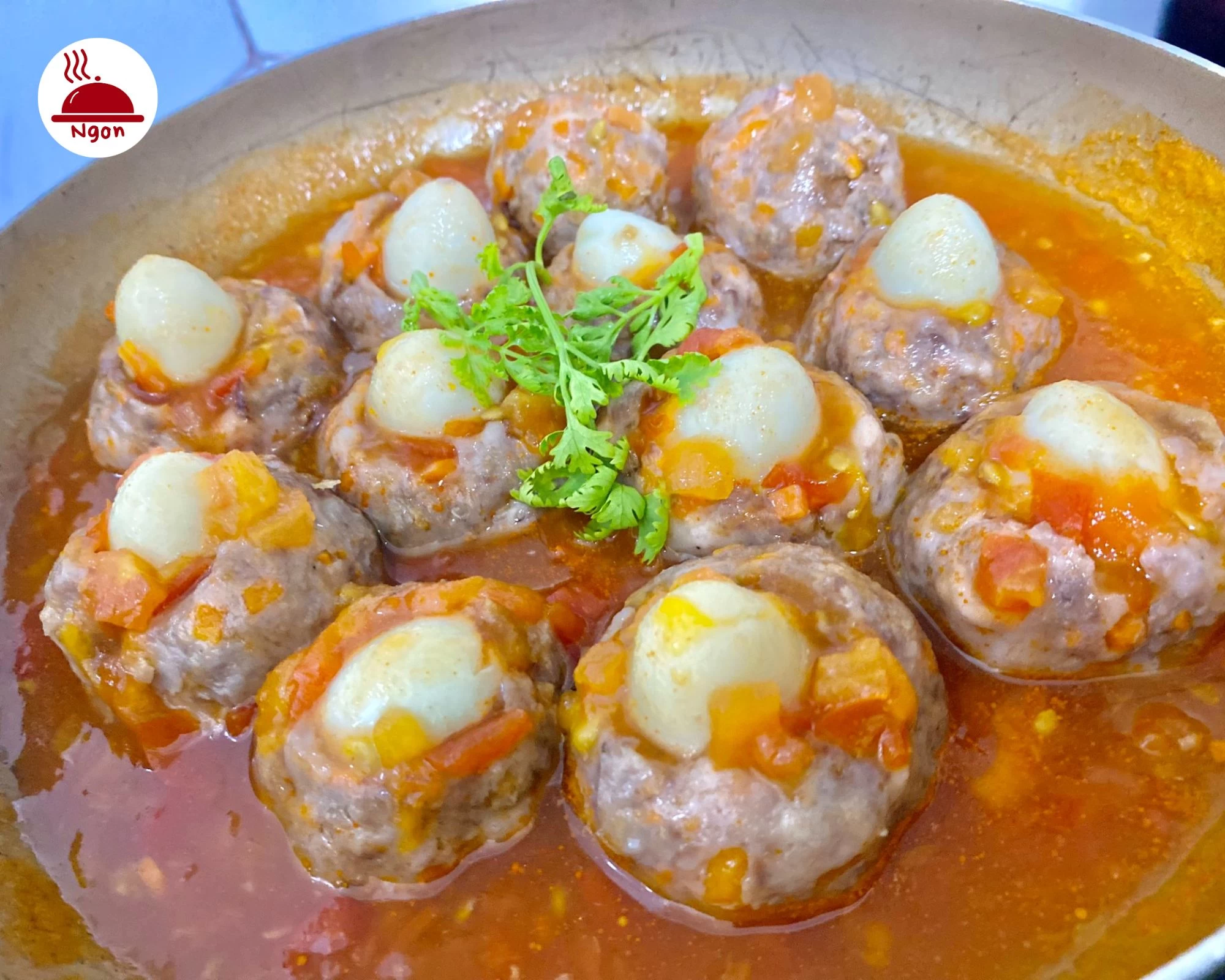 Xíu mại trứng cút ngon tuyệt sau khi rim với sốt cà chua