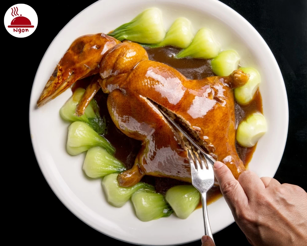 Vịt hầm bát bảo là món ăn truyền thống cao cấp của ẩm thực Trung Quốc