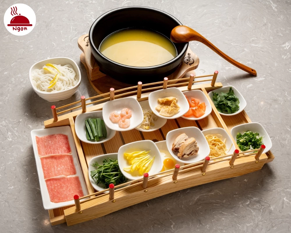 Bún qua cầu là món đặc sản bún nước nổi tiếng của ẩm thực Trung Quốc