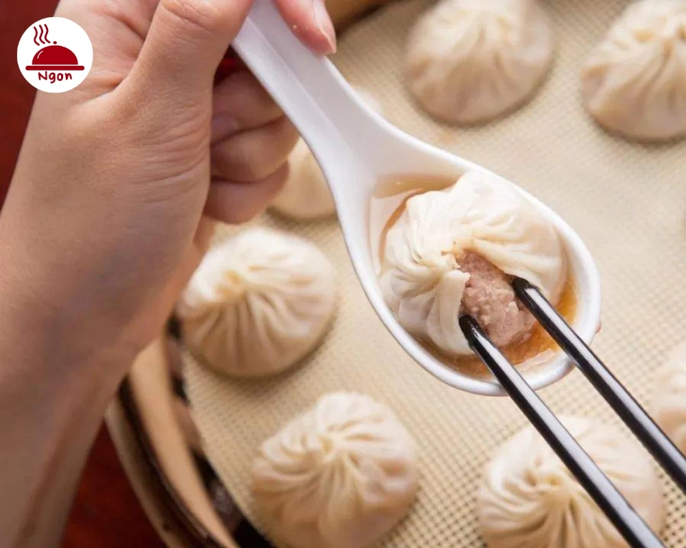Bánh bao Thượng Hải có lớp vỏ mềm mỏng, nhân thịt đậm đà và nước súp ngọt thanh