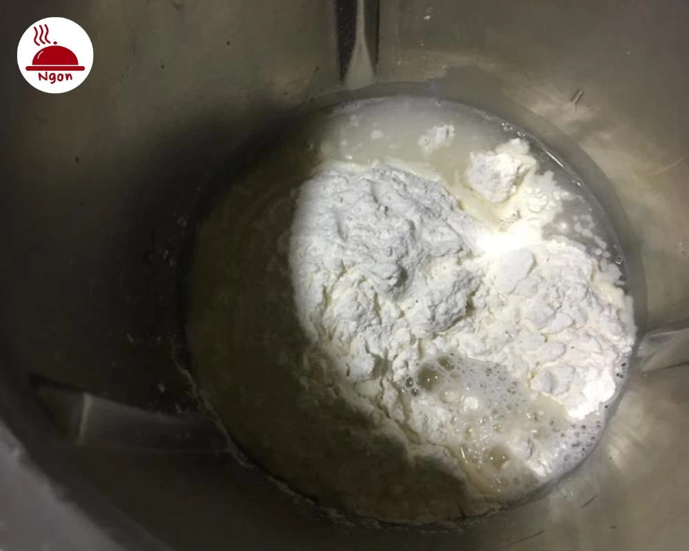 Trộn bột làm vỏ bánh
