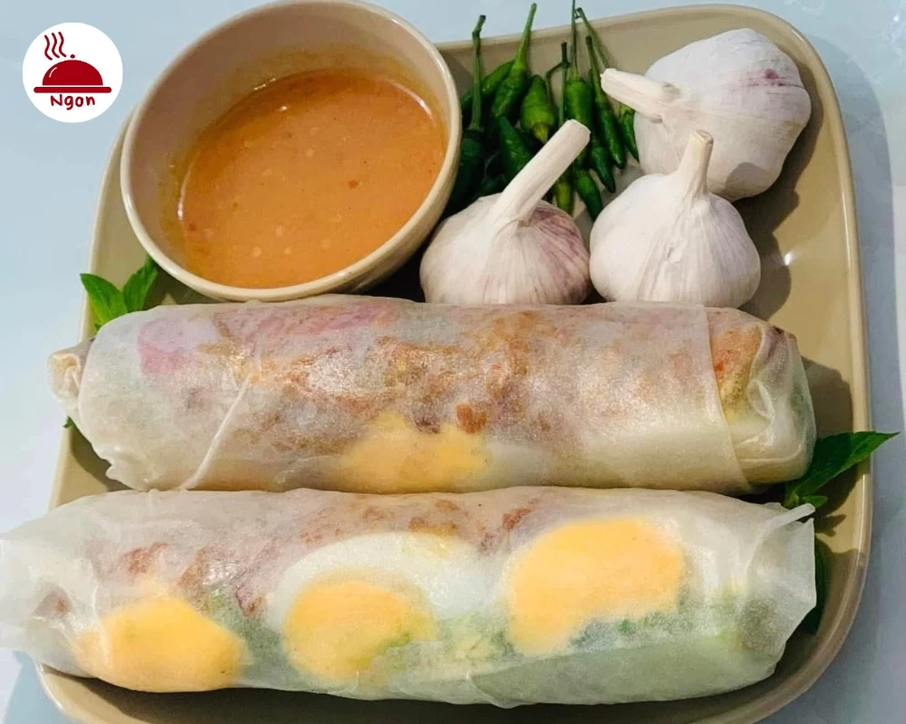 Món bánh cuốn Tây Sơn kèm nước mắm pha tỏi ớt