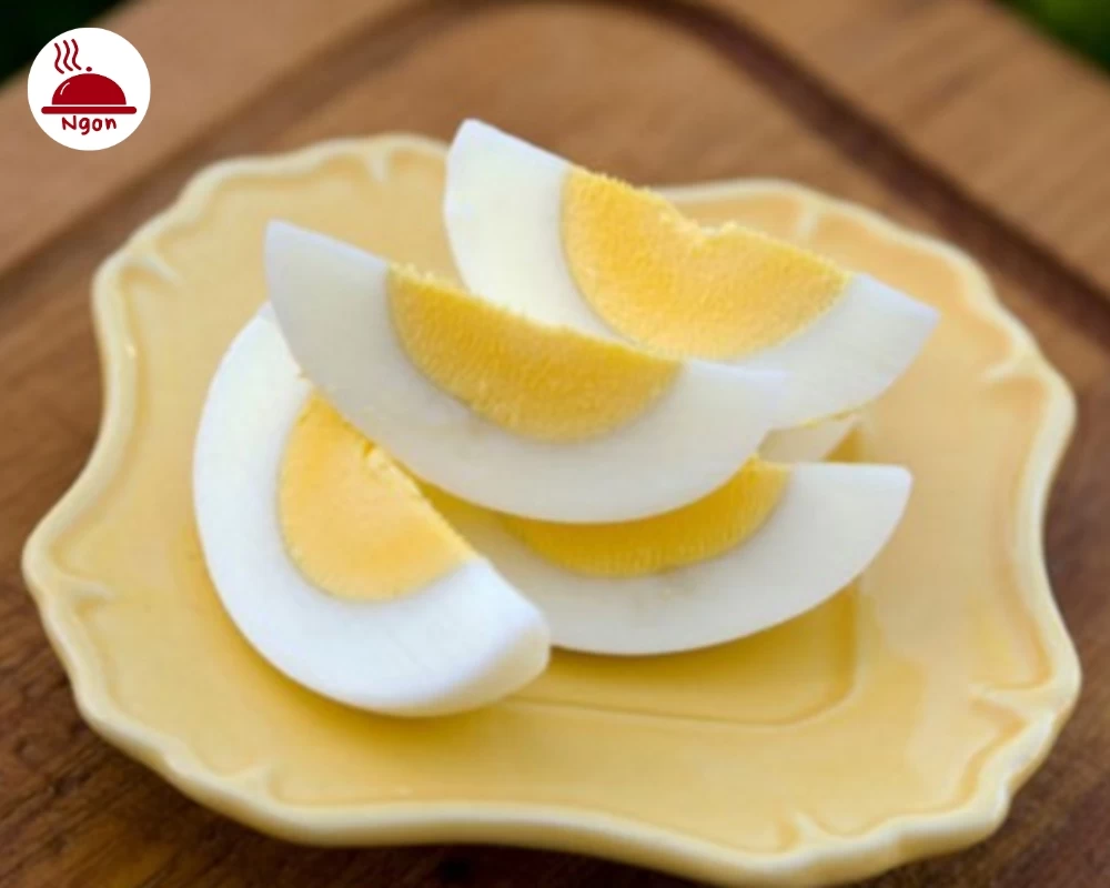 Trứng vịt được cắt lát