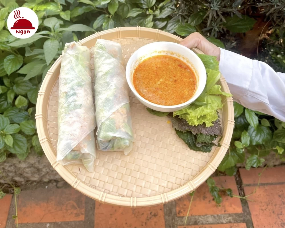 Thành phẩm món bánh cuốn Tây Sơn cùng nước chấm hấp dẫn