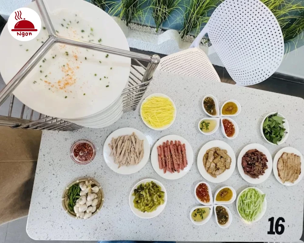 Món bánh ướt kèm topping của quán Bánh Ướt Chồng Dĩa Bà The