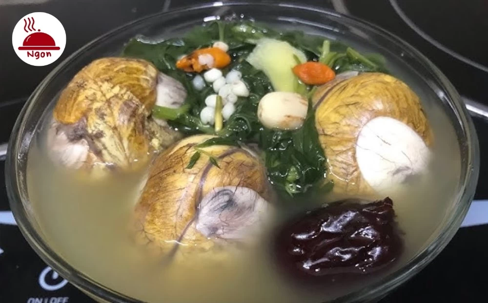Hầm trứng vịt lộn với thuốc bắc và ngải cứu
