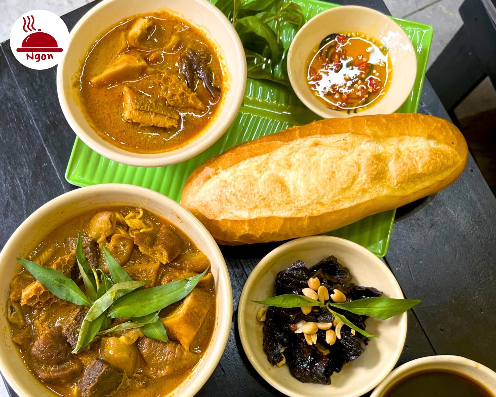 Ai mê phá lấu Sài Gòn thì đừng bỏ lỡ Phá Lấu A Tài! Nồi phá lấu đầy ắp, miếng lòng nào cũng to, dày, thấm vị