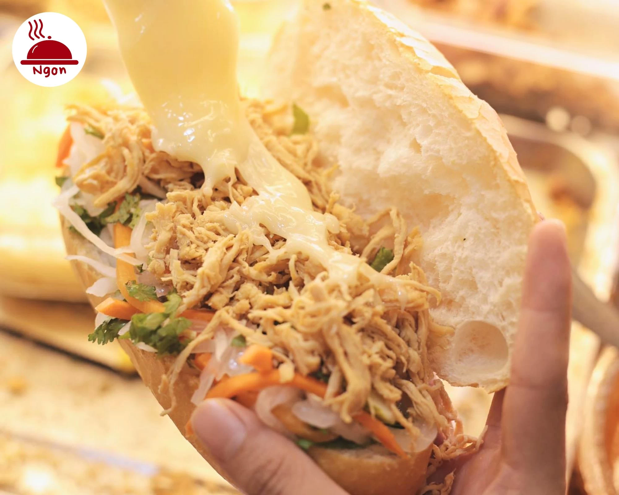 Bánh mì vỏ giòn tan, nhân gà xé và rau củ tươi mát, được phủ lớp sốt đặc biệt của Bánh Mì Chim Chạy, tạo nên một món ăn vừa ngon vừa bắt mắt
