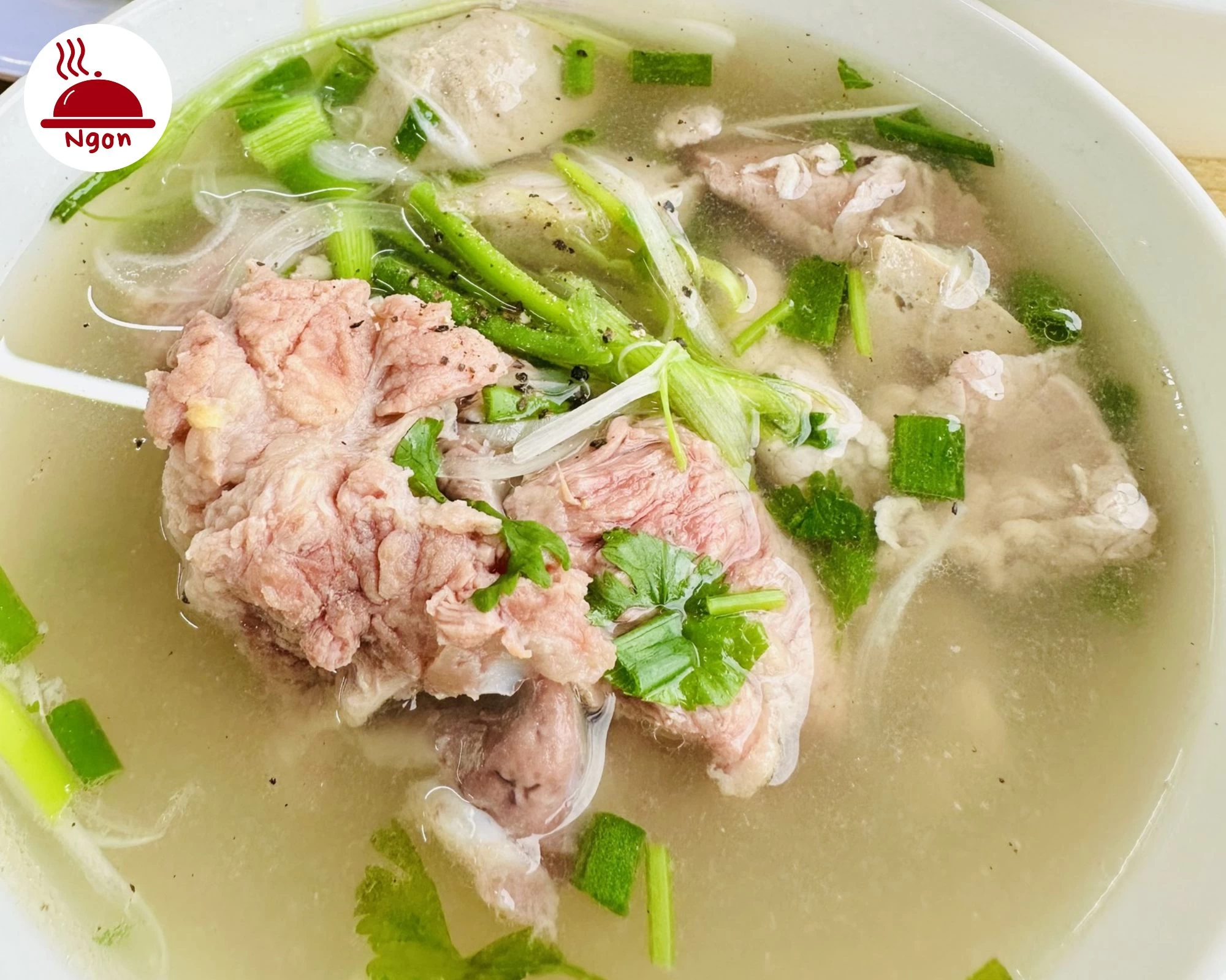 Bát nước dùng Phở 2 tô Gia Lai nóng hổi, thơm ngon, có thịt và hành lá