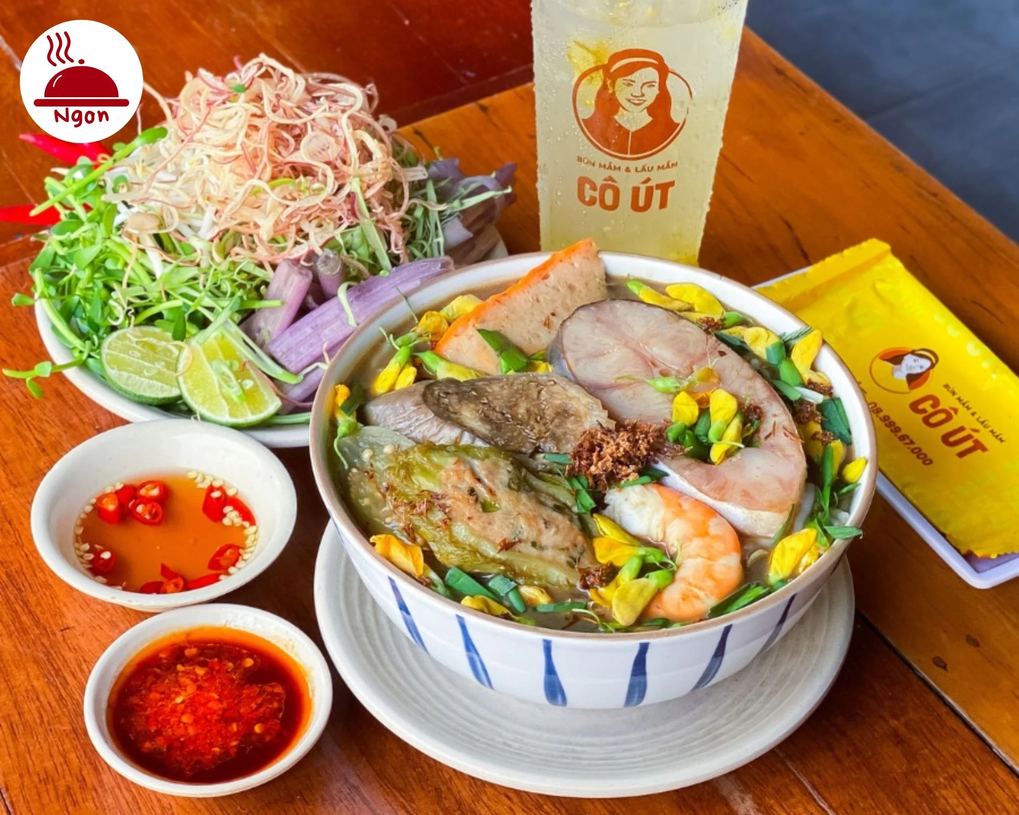 Bún mắm Sài Gòn Cô Út, tô bún mắm miền Tây đầy đủ cá lóc, tôm và hoa điên điển