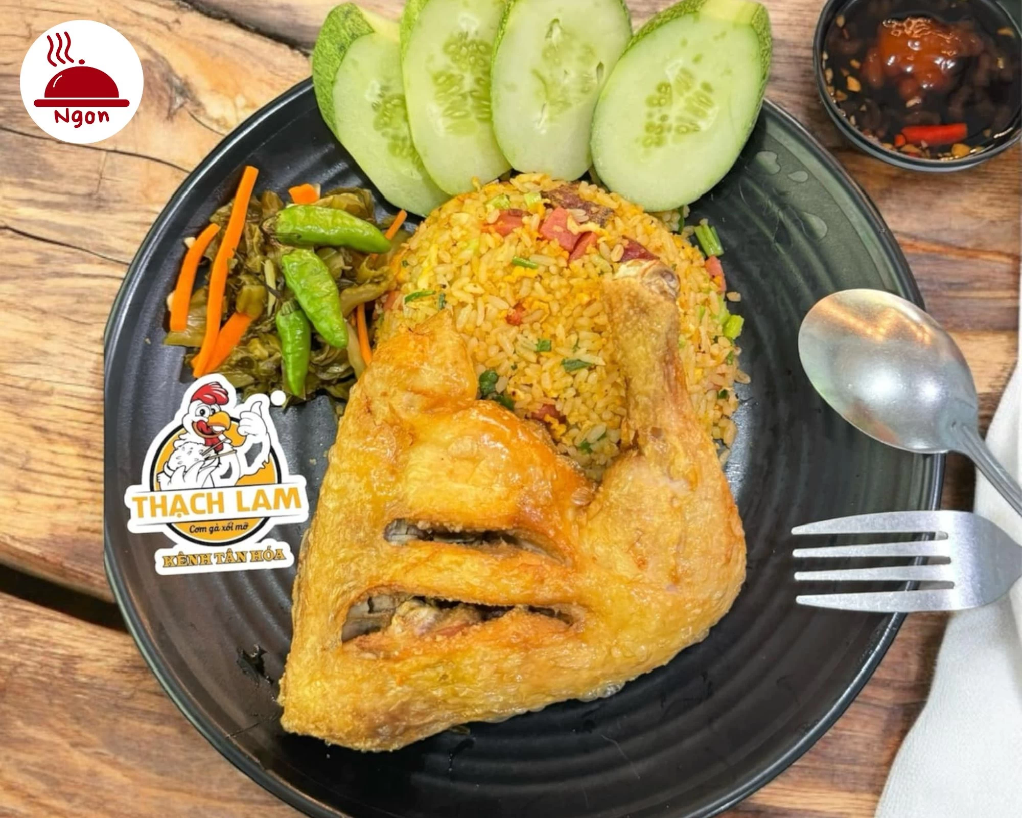 Cơm gà xối mỡ Thạch Lam, một món ăn hấp dẫn với gà chiên giòn và cơm chiên vàng