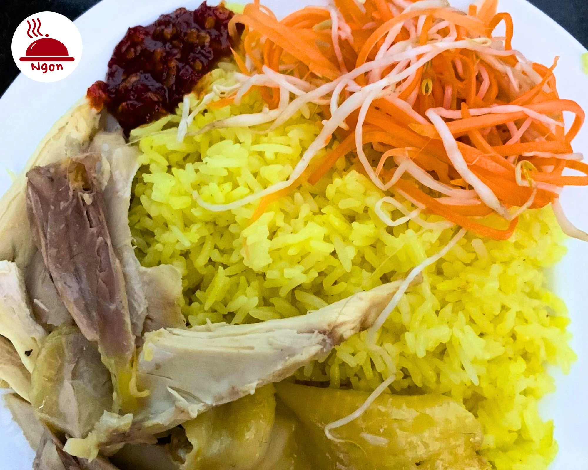 Đĩa cơm gà xối mỡ của Bà Luận Tam Kỳ, đầy đủ thịt gà, cơm nghệ vàng và đồ chua