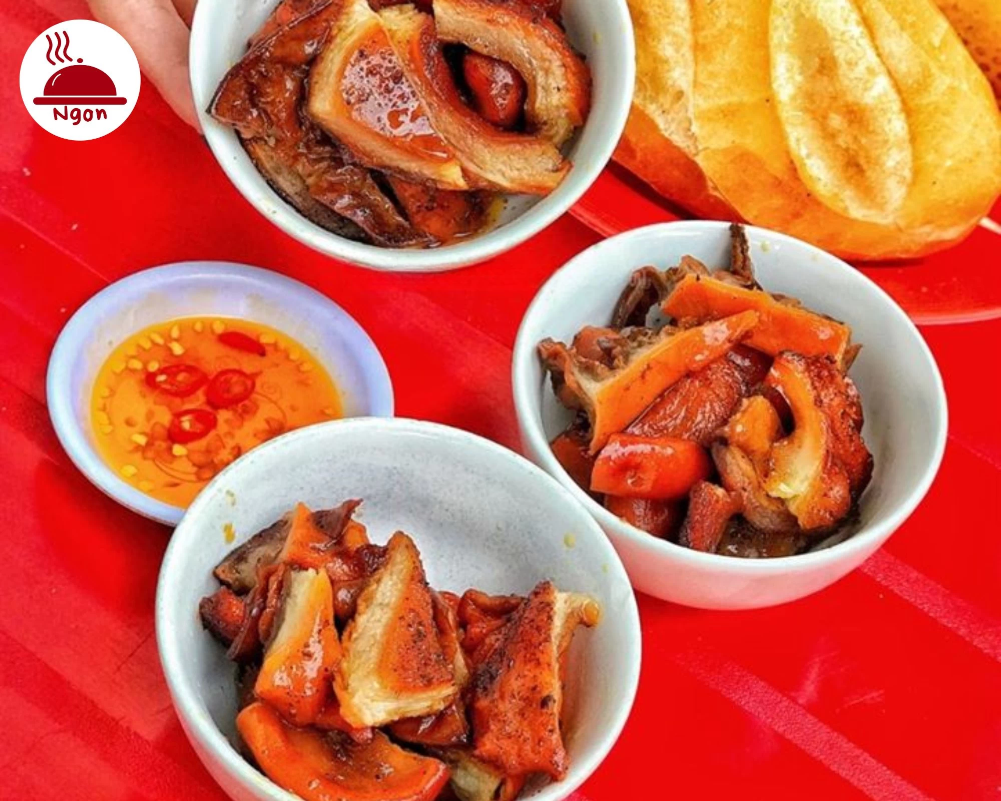 Đổi gió với phá lấu chiên giòn Cô Nga. Mỗi chén đều đầy ắp lòng, tai heo, chấm cùng nước mắm tắc ớt là "hết sẩy con bà bảy"