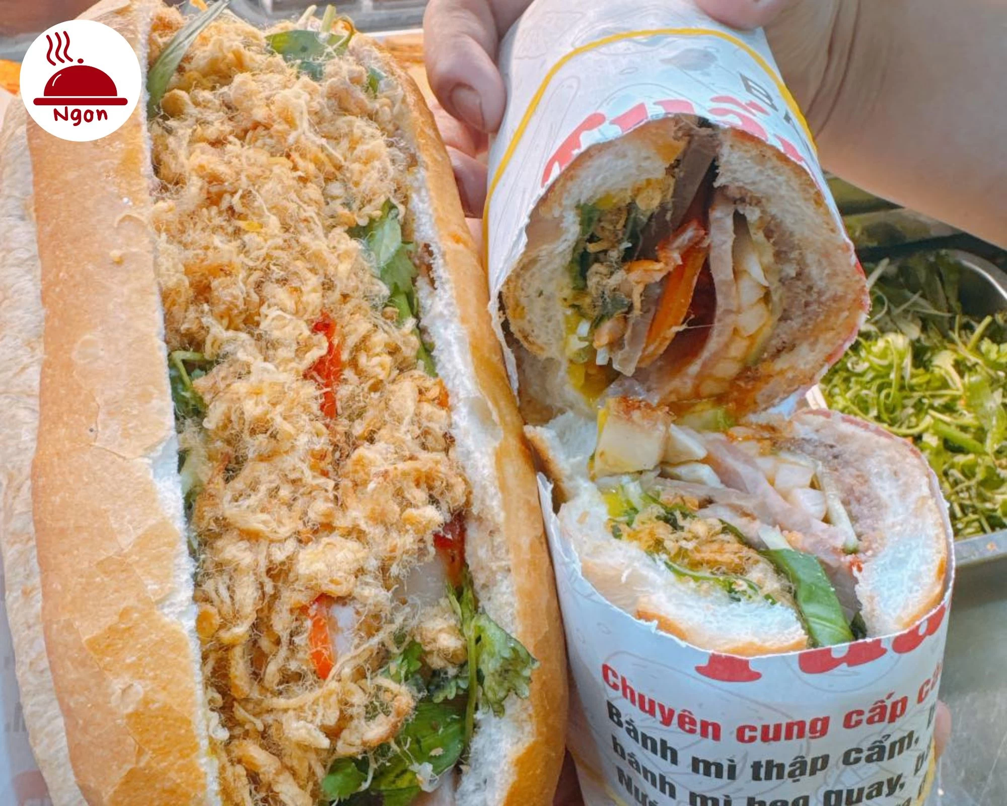 Hai ổ Bánh Mì Tuấn Mập với nhân tràn ngập, một ổ với thịt và chà bông, một ổ với nhiều loại topping