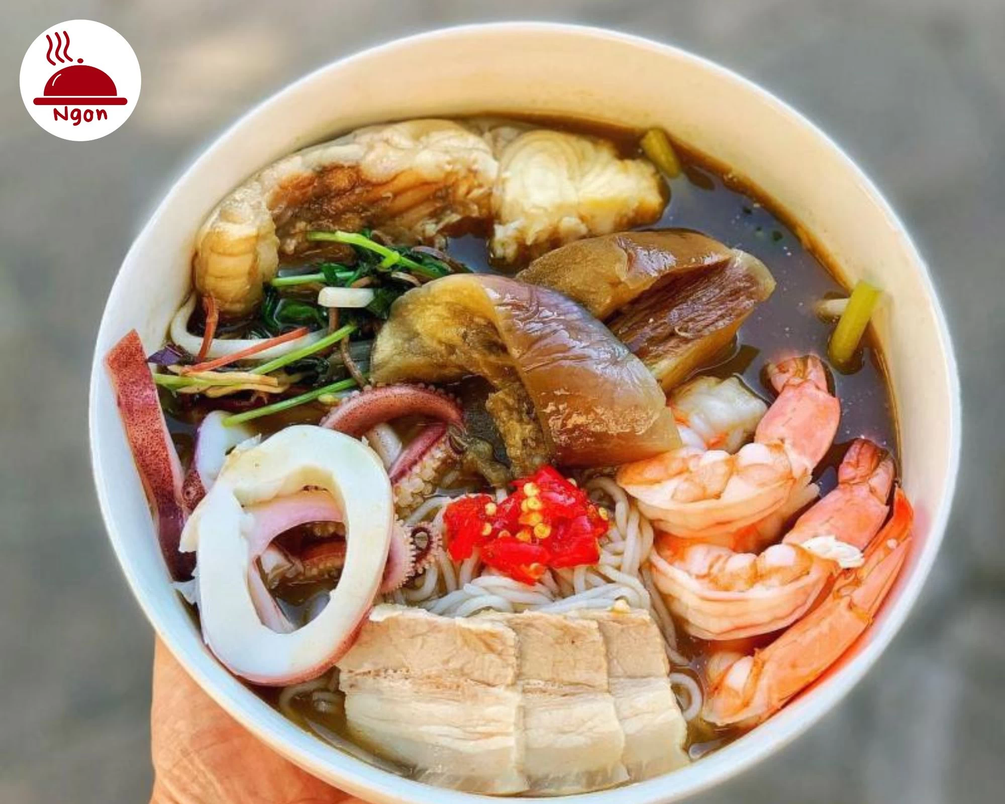 Hình ảnh hấp dẫn của tô bún mắm Tây Dung, một phong cách Bún mắm Sài Gòn nổi bật với đầy đủ tôm, mực và cá.
