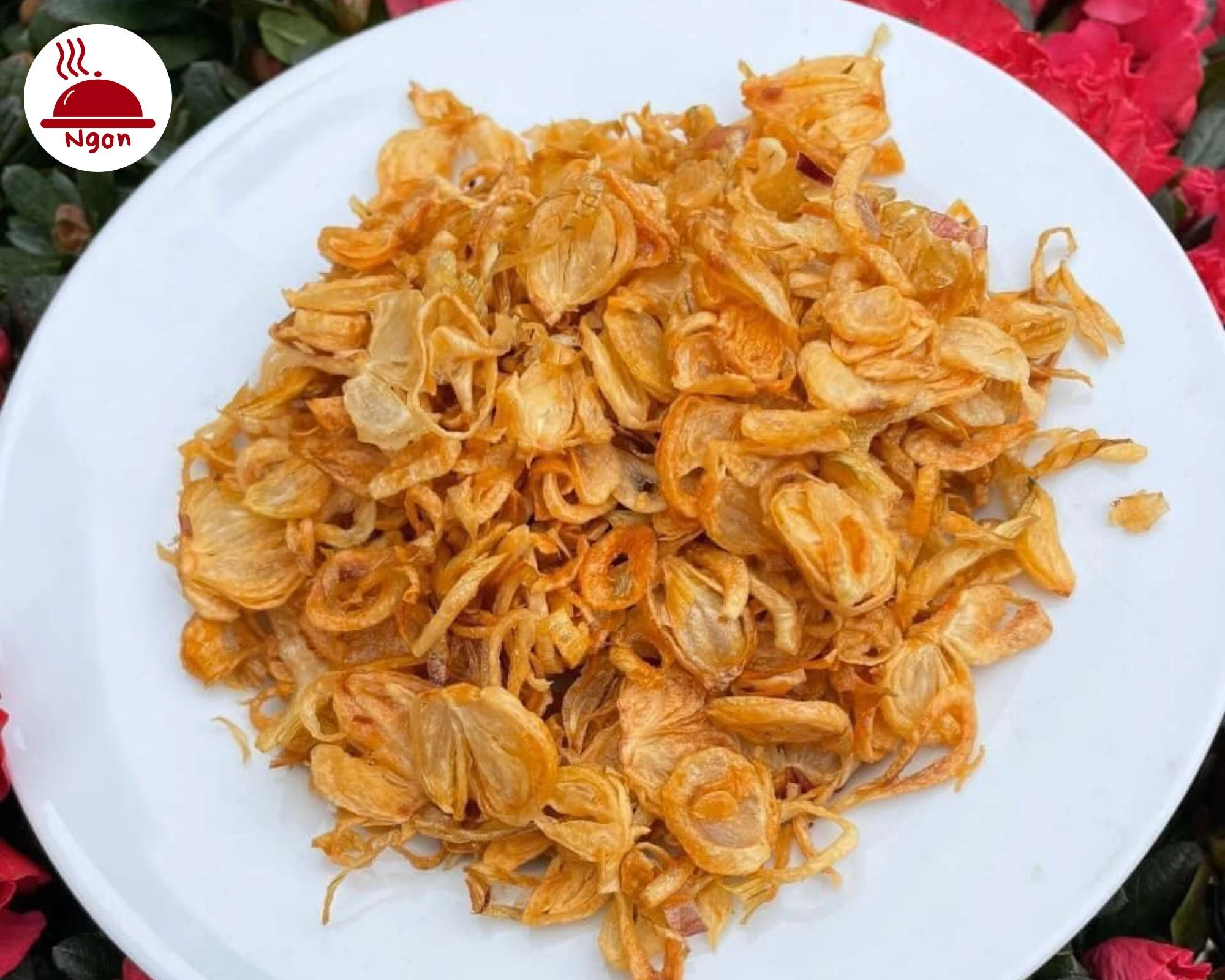 Hỗn hợp hành tỏi phi đã được chiên vàng đều, giúp món Phở khô Gia Lai thơm ngon và hấp dẫn hơn