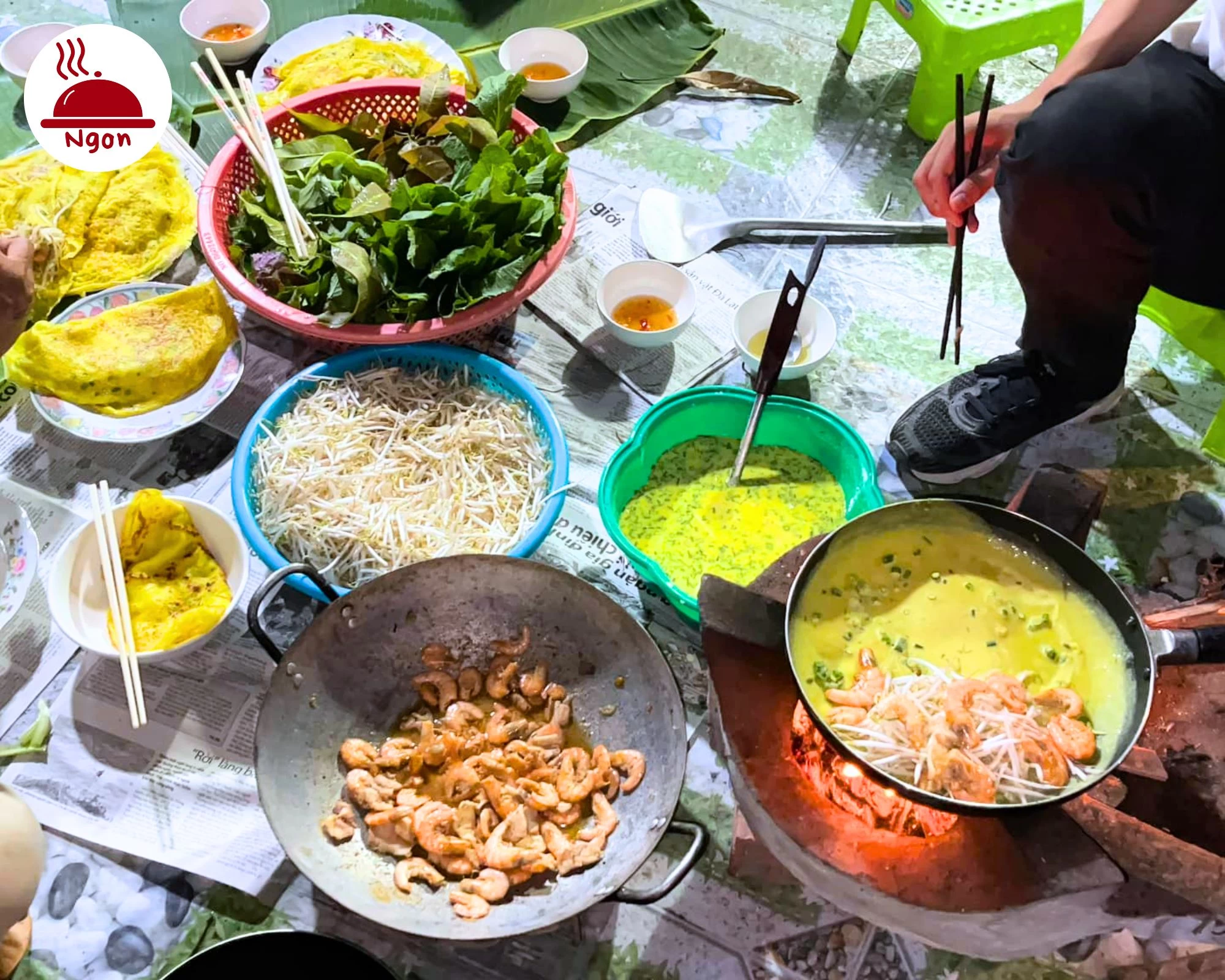 Hướng dẫn cách đổ bánh xèo miền Nam qua hình ảnh chảo bánh vàng ươm trên bếp than