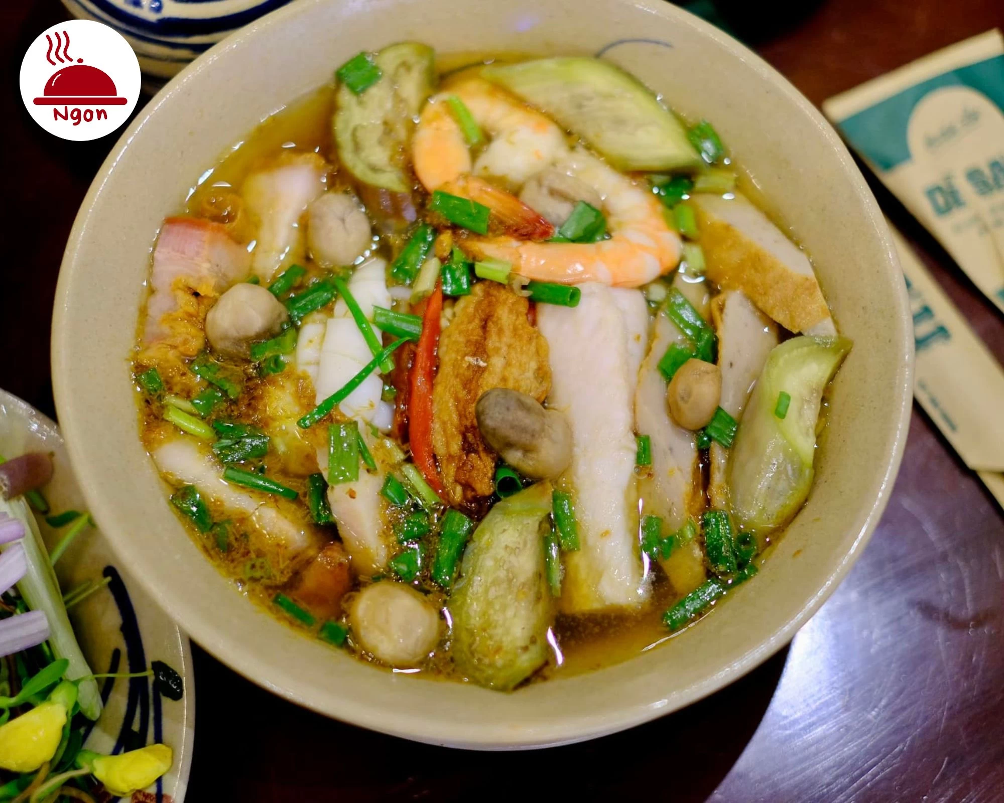 Khám phá một hương vị khác của Bún mắm Sài Gòn tại Bún mắm Dì Sáu với nước dùng đặc trưng và topping đa dạng