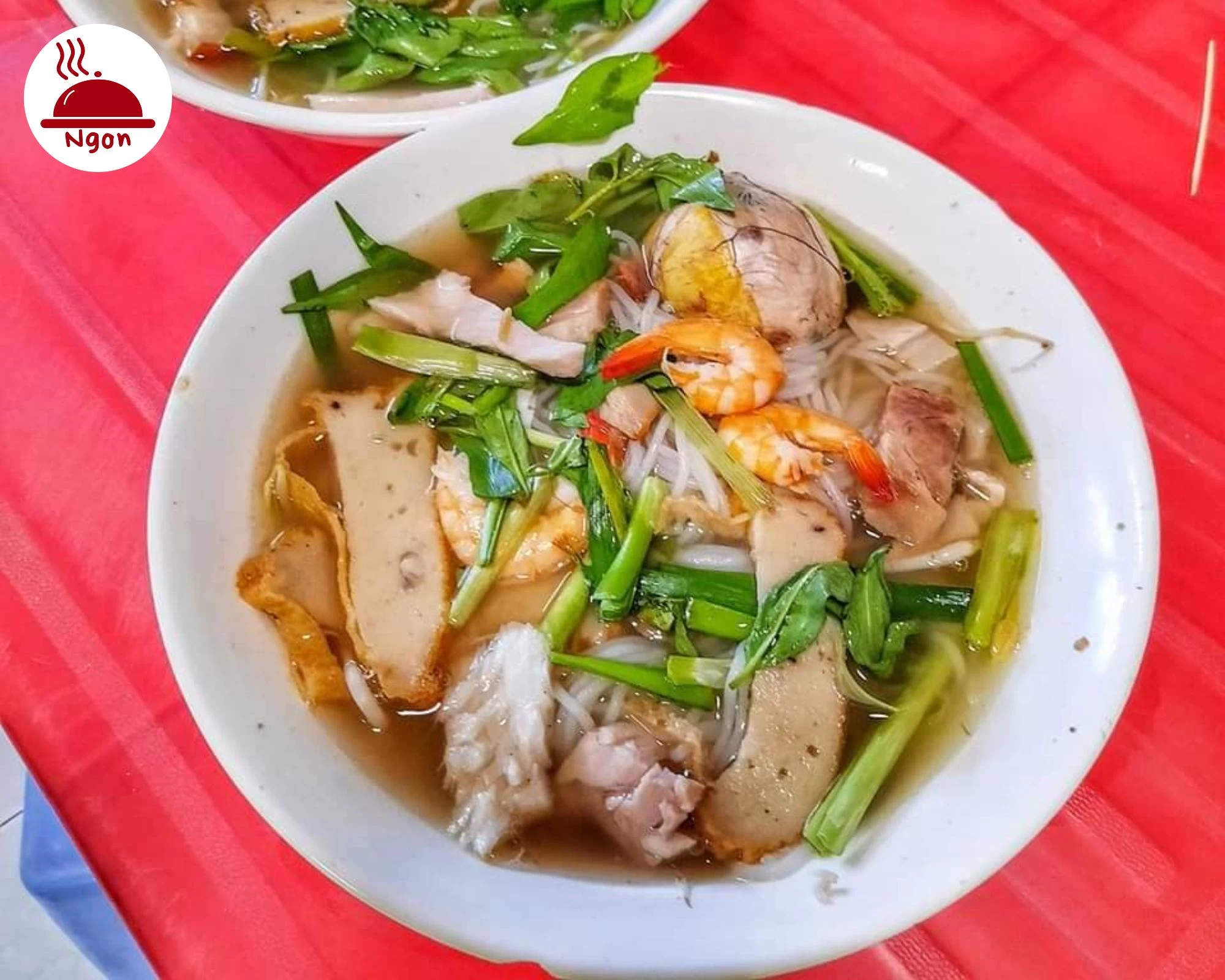 Khám phá một hương vị khác của Bún mắm Sài Gòn tại Bún mắm Phượng, với nước dùng trong và topping đa dạng