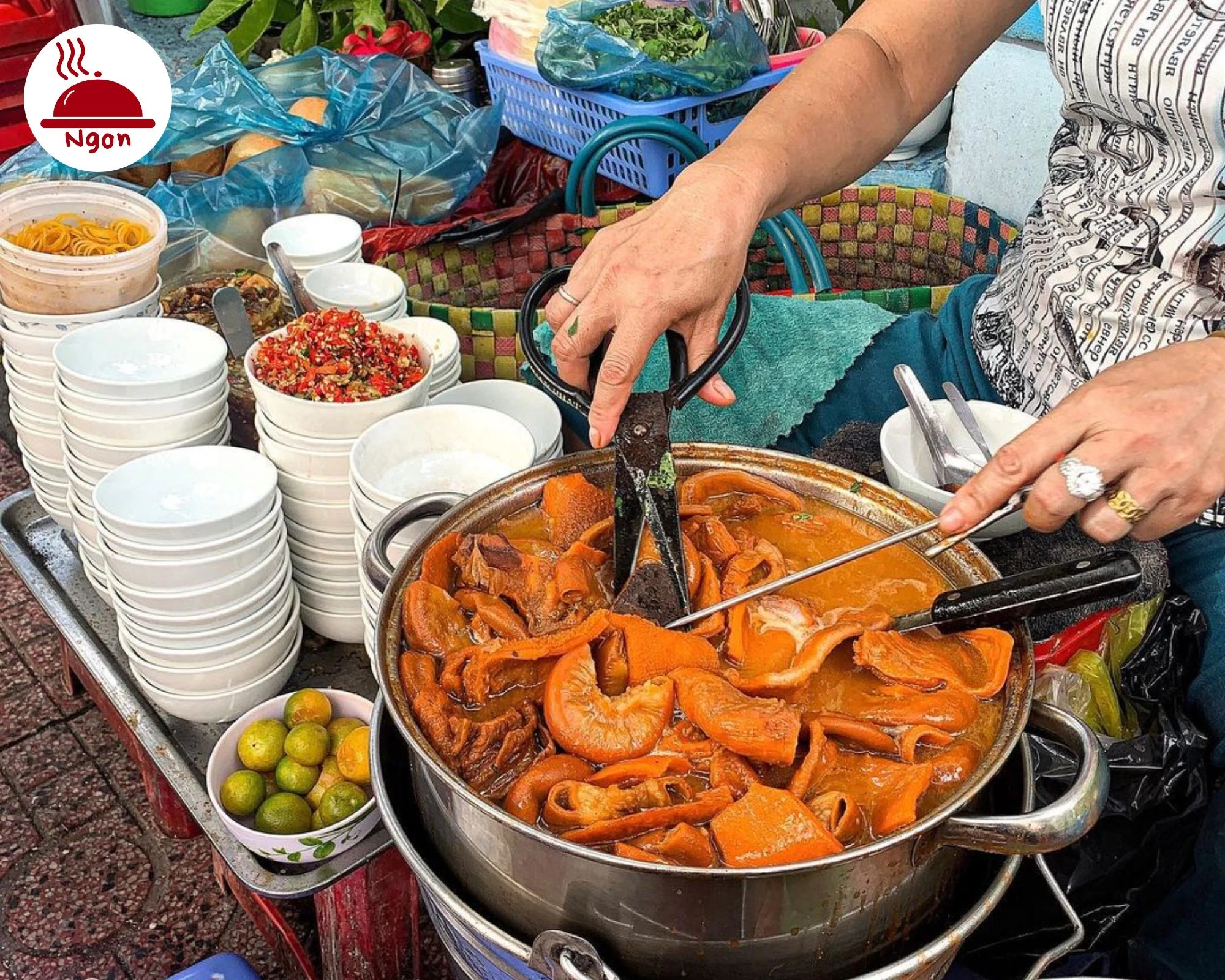Lòng bò tươi, sạch, được tẩm ướp và nấu kĩ, tạo nên nồi phá lấu Sài Gòn Mỹ Hương thơm ngon không thể cưỡng lại