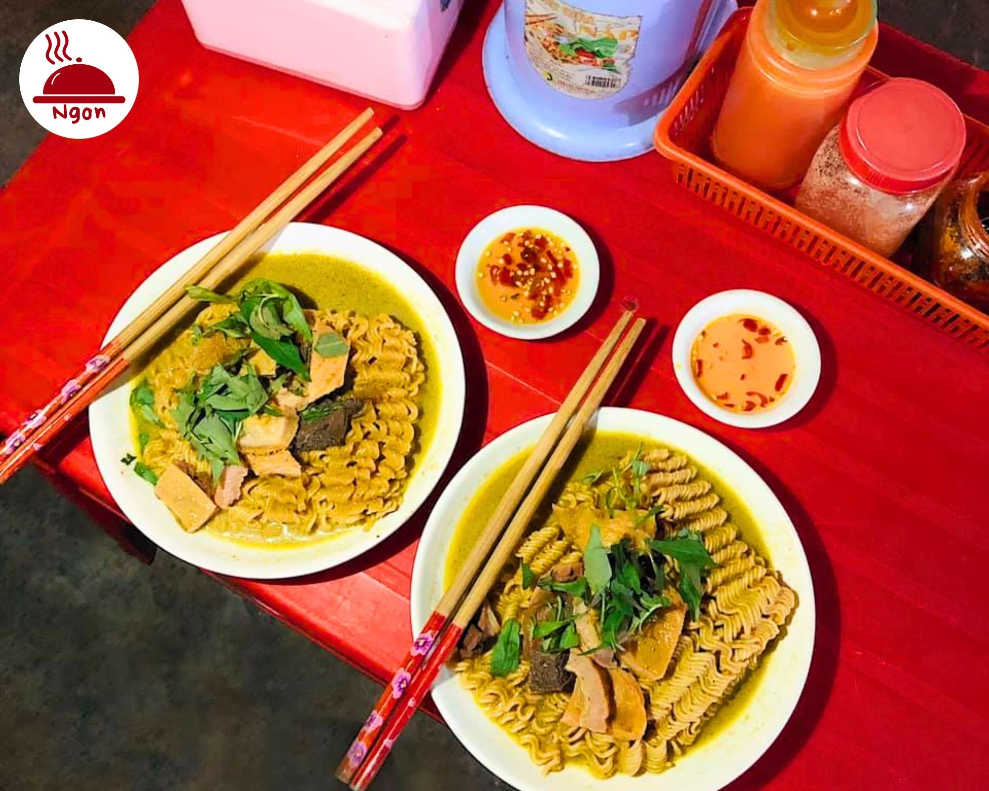 Món ăn đường phố phá lấu Sài Gòn độc lạ, phải kể đến Phá Lấu Singapore. Hương vị cay, béo hòa quyện, ăn mãi không chán