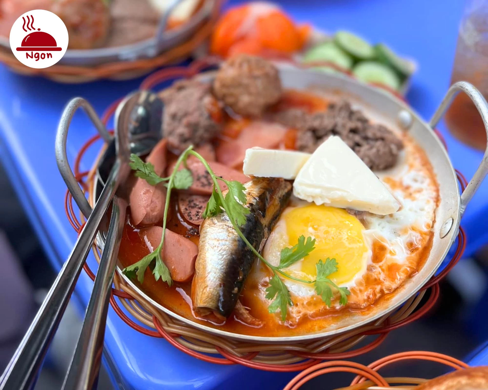 Một chảo Bánh Mì Chảo Cột Điện nóng hổi với phần nhân phong phú và đa dạng, làm nổi bật sự kết hợp hài hòa và ngon miệng của các nguyên liệu