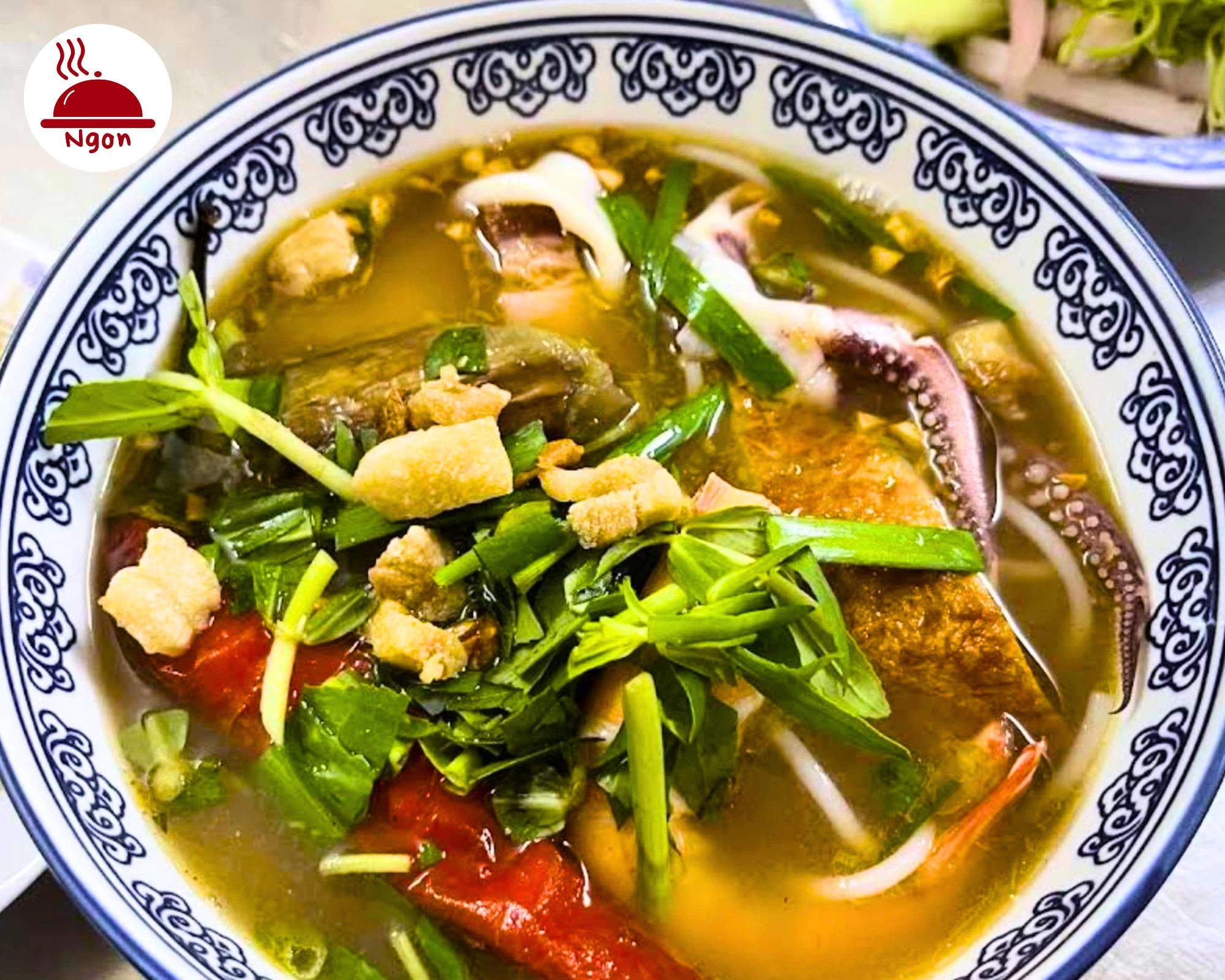 Một phiên bản Bún mắm Sài Gòn khác biệt tại Sáu Kèn, với nước dùng đậm đà và các loại topping tươi ngon