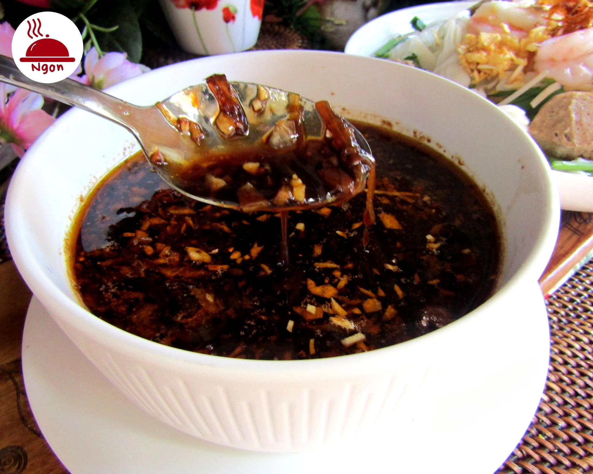 Nước xốt đặc biệt cho món Phở Khô 2 tô, có màu nâu sẫm, sánh và thơm ngon